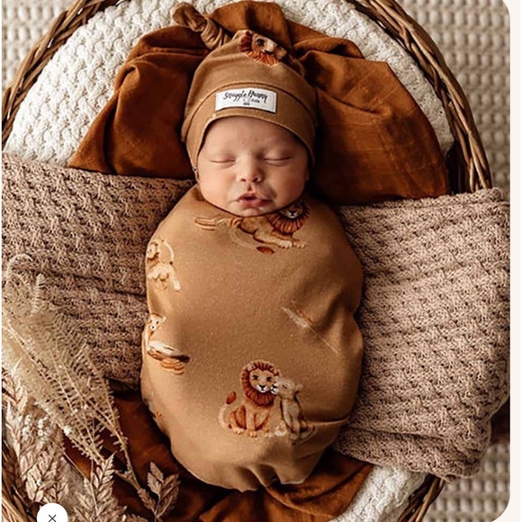 SNUGGLE HUNNY Roar Organic Snuggle Swaddle & Beanie Set - Picture 1 of 7